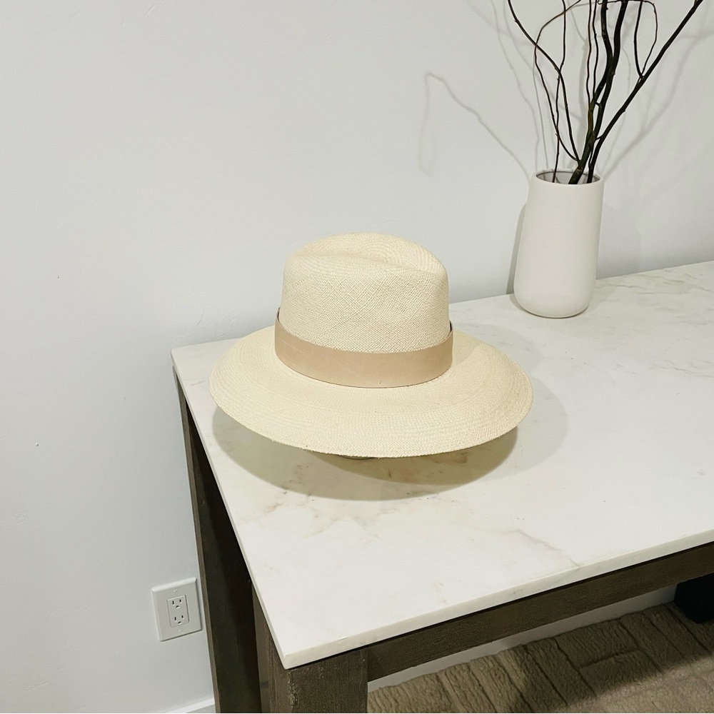 Janessa Leoné Eleanor hat M